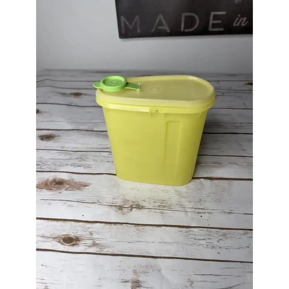 Tupperware VTG‎ 2qt Yellow Juice Pitcher with Green Lid